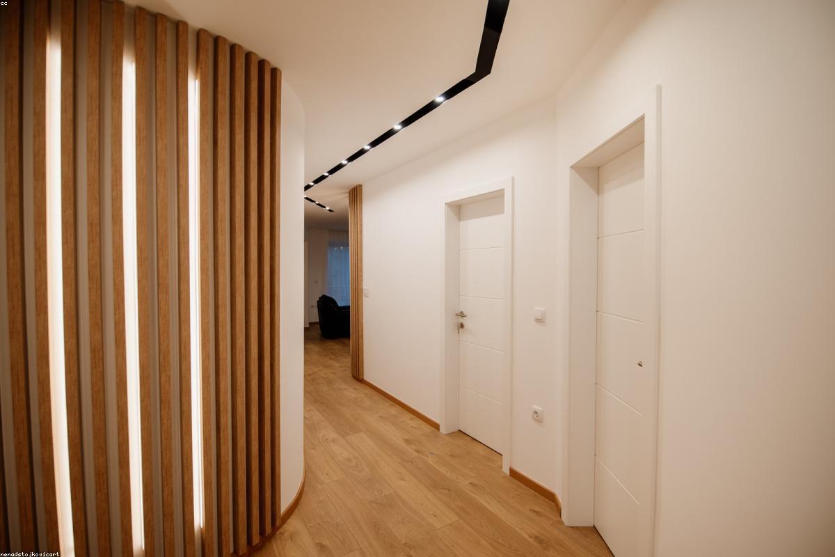 Salle à manger avec table sur mesure et luminaires en laiton